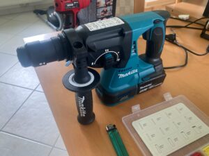 Makita Perforateur SDS : L’outil Polyvalent qui a révolutionné ma collection d’outils Makita DHR243J